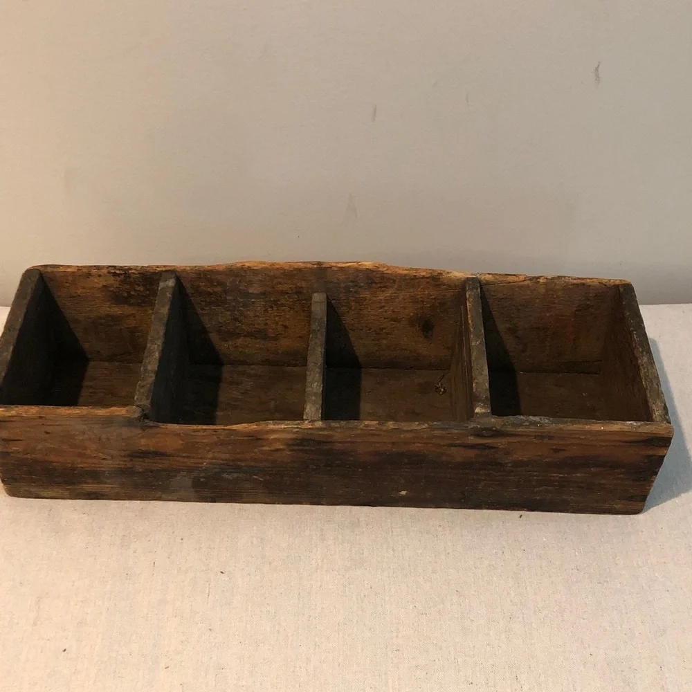 Antique Rustic Estate Barn Find Divided Wood Crate  about 21” x 7” x 5” Read